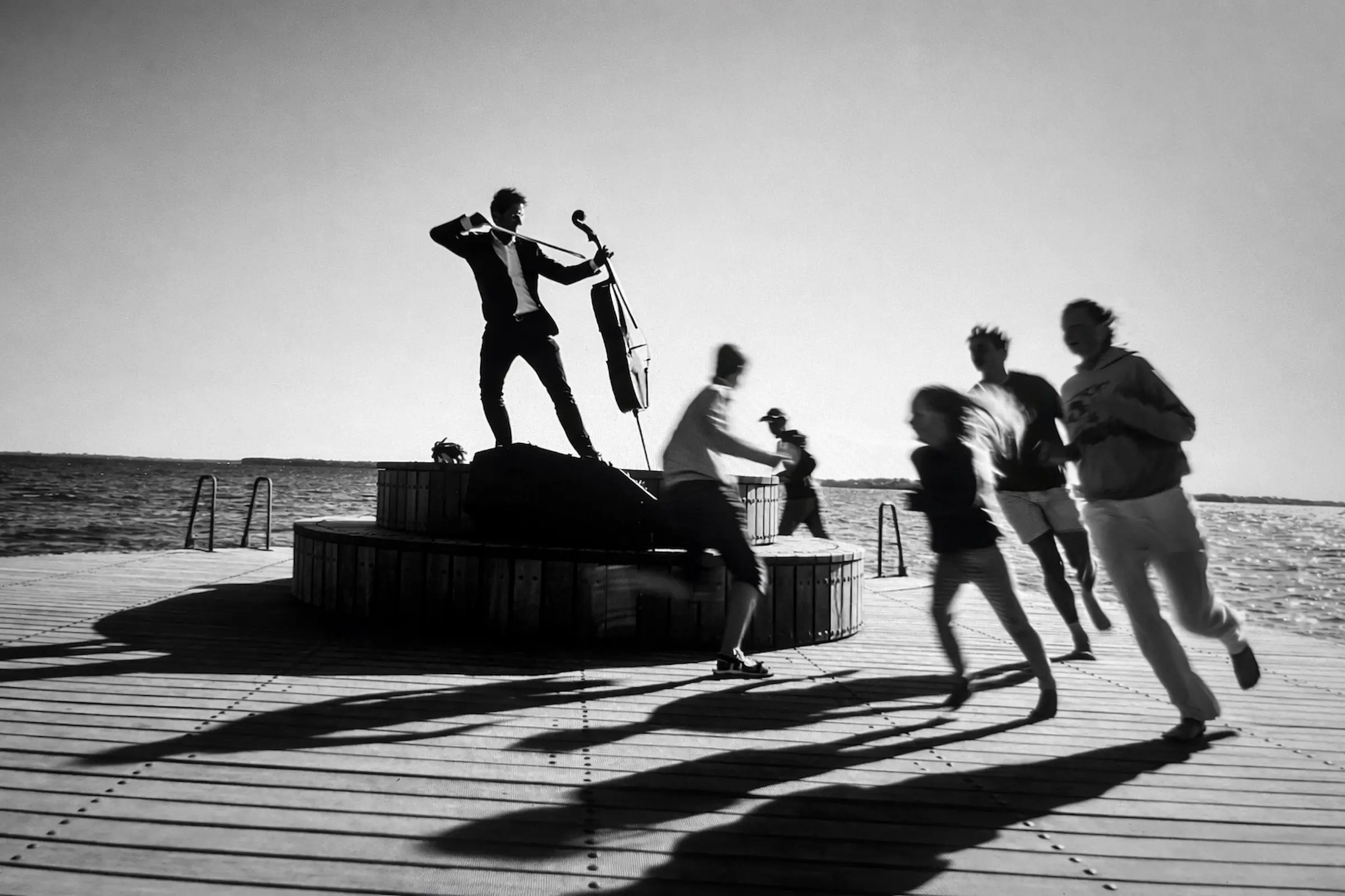 Dr. Michael Wellhöfer als Cellist – Klarheit inmitten von Bewegung und Überforderung.